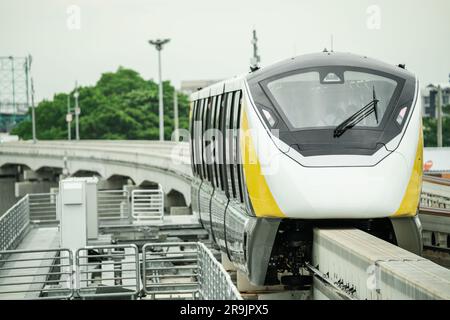 Erhöhte Einschienenbahn auf der Schiene. Einschienenbahn mit öffentlichen Verkehrsmitteln. Moderner öffentlicher Nahverkehr. Elektrofahrzeuge. Bahntransport. Städtischer Nahverkehr. Pendlerzug Stockfoto