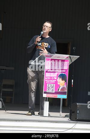 Teens Against Genital mutilation Rally, Hyannis, MA, USA (Cape Cod). Hauptredner und Organisator, Landon Starbuck Stockfoto