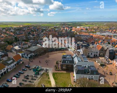 Luftdrohnenfoto des Stadtzentrums von Den Burg. Den Burg ist die größte Stadt auf Texel, einer der Wadden Islands in den Niederlanden. Stockfoto