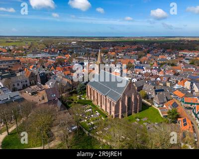 Luftdrohnenfoto des Stadtzentrums von Den Burg. Den Burg ist die größte Stadt auf Texel, einer der Wadden Islands in den Niederlanden. Stockfoto