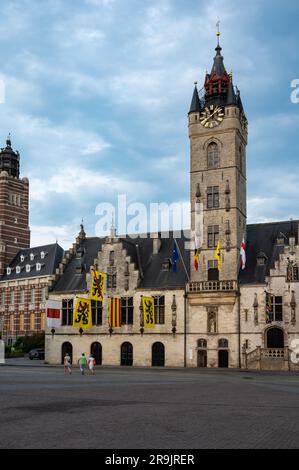 Dendermonde, Ostflämische Region, Belgien 16. Juni 2023 - zentraler Marktplatz mit Rathaus in der Altstadt Stockfoto