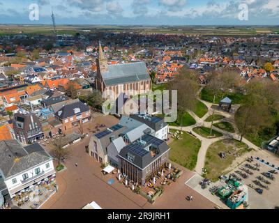 Luftdrohnenfoto des Stadtzentrums von Den Burg. Den Burg ist die größte Stadt auf Texel, einer der Wadden Islands in den Niederlanden. Stockfoto