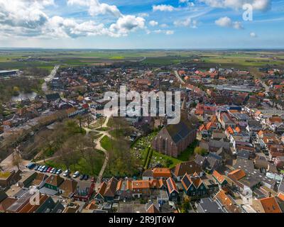 Luftdrohnenfoto des Stadtzentrums von Den Burg. Den Burg ist die größte Stadt auf Texel, einer der Wadden Islands in den Niederlanden. Stockfoto