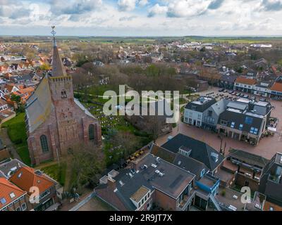 Luftdrohnenfoto des Stadtzentrums von Den Burg. Den Burg ist die größte Stadt auf Texel, einer der Wadden Islands in den Niederlanden. Stockfoto