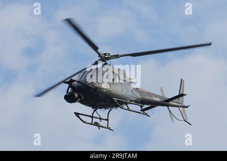 ISTANBUL, TURKIYE - 06. NOVEMBER 2022: Eurocopter AS350 Ecureuil fliegt über Istanbul City Stockfoto