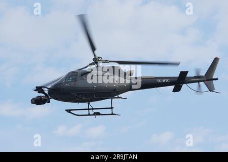 ISTANBUL, TURKIYE - 06. NOVEMBER 2022: Eurocopter AS350 Ecureuil fliegt über Istanbul City Stockfoto
