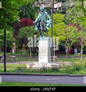 Belgrad, Serbien - 28. Mai 2023: Denkmal für Dositej Obradovic Historic Landmark im Academy Park im Zentrum der Hauptstadt am Tag des sonnigen Frühlings. Stockfoto