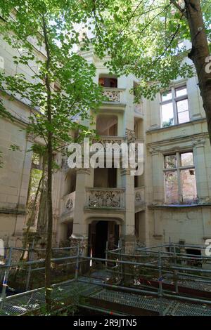 Der Brand hat die Ruine von Château de la Mothe-Chandeniers beschädigt Stockfoto