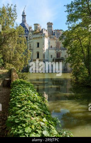 Der Brand hat die Ruine von Château de la Mothe-Chandeniers beschädigt Stockfoto