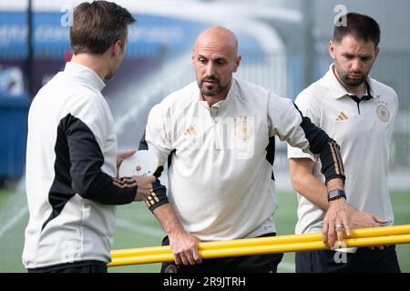 Batumi, Georgia. 27. Juni 2023. Der deutsche Coach Antonio Di Salvo (Mitte) und der stellvertretende Trainer Daniel Niedzkowski (links) und Tim Fließ (rechts), Teamleiter, stehen auf dem Trainingsplatz für die letzte Trainingssitzung der deutschen Nationalmannschaft U21. Deutschlands U21s brauchen dringend einen Sieg in der letzten Vorrunde gegen England, um ins Viertelfinale zu gelangen. Kredit: Sebastian Kahnert/dpa/Alamy Live News Stockfoto