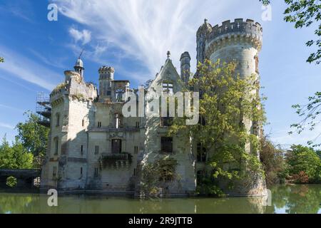 Der Brand hat die Ruine von Château de la Mothe-Chandeniers beschädigt Stockfoto