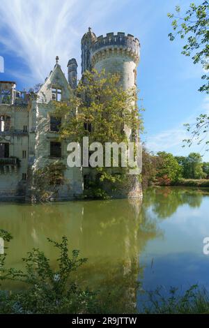 Der Brand hat die Ruine von Château de la Mothe-Chandeniers beschädigt Stockfoto