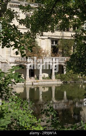 Der Brand hat die Ruine von Château de la Mothe-Chandeniers beschädigt Stockfoto