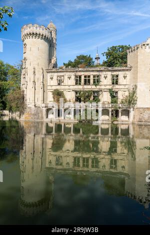 Der Brand hat die Ruine von Château de la Mothe-Chandeniers beschädigt Stockfoto