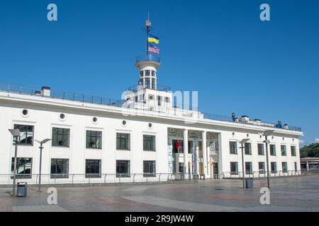 Flussstation in Kiew am Ufer des Dnieper. American University Kyiv AUK, USA. Postleitzahl. Das Gebäude der amerikanisch-ukrainischen Universität. Hafenblick. Ukraine, Kiew - 26. Juni 2023 Stockfoto