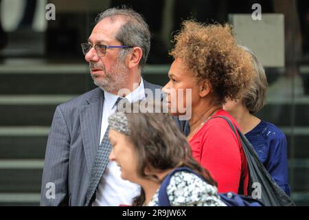 London, Großbritannien. 27. Juni 2023. Duncan Selbie, ehemaliger Chief Executive of Public Health England 2013-2020, vor dem Gebäude, spricht mit Hinterbliebenen Familien. Er wird heute Zeugen bei den Covid-19-Anhörungen sein. Kredit: Imageplotter/Alamy Live News Stockfoto