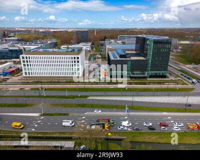 Luftdrohnenfoto von Bürogebäuden in Leiden, Niederlande. Die Bürogebäude befinden sich neben einer großen Straße mit viel Verkehr. Stockfoto