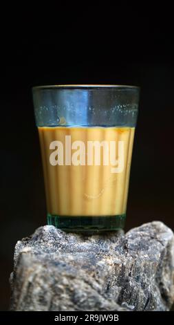 Tee mit frischer Milch oder indisches Kadak Chai. Stockfoto