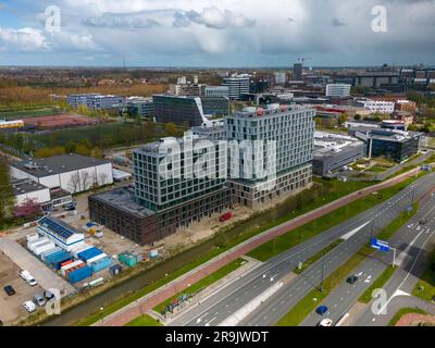 Luftdrohnenfoto von Bürogebäuden in Leiden, Niederlande. Die Bürogebäude befinden sich neben einer großen Straße mit viel Verkehr. Stockfoto