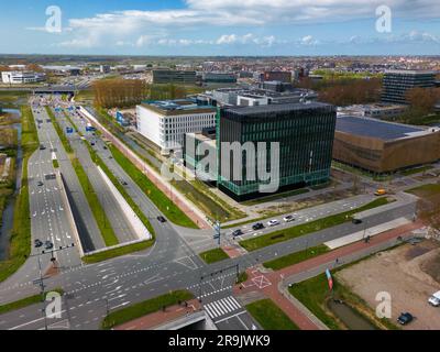 Luftdrohnenfoto von Bürogebäuden in Leiden, Niederlande. Die Bürogebäude befinden sich neben einer großen Straße mit viel Verkehr. Stockfoto