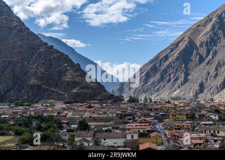 Ollantaytambo, eine kleine Stadt in den Bergen, Zickzackpfade und Terrassen am Hang und Häuser der Stadt. Stockfoto