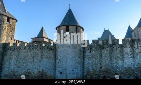 Das Château Comtal, die Burg des Grafen, ist ein mittelalterliches Schloss in der Stadt Carcassonne mit hohen Türmen und Mauern. Stockfoto