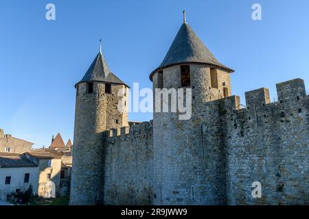 Das Château Comtal, die Burg des Grafen, ist eine mittelalterliche Burg in der Stadt Carcassonne, mit hohen Türmen und Mauern und einer Brücke zu einem befestigten Tor. Stockfoto