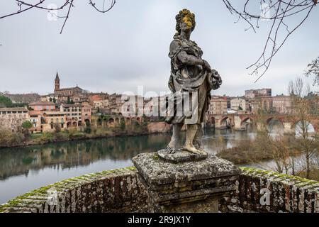 Bacchus State im Palais de La Berbie Bischofsgarten mit Blick auf den Fluss Tarn und die Stadt Albi. Stockfoto