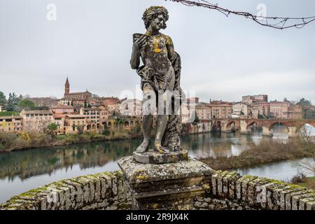 Bacchus State im Palais de La Berbie Bischofsgarten mit Blick auf den Fluss Tarn und die Stadt Albi. Stockfoto