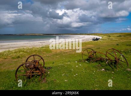 Alte Landmaschinen wurden am Strand von Vaul Bay, Tiree, Schottland, verlassen. Stockfoto