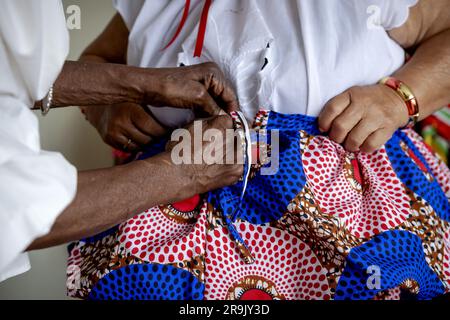 AMSTERDAM - Shirley während der Anprobe bei Oma Rinia Overman (l) des Koto, einem traditionellen Kleidungsstück kreolischer Frauen in Suriname, im Vorfeld von Keti Koti. Am 1. Juli wird es 160 Jahre her sein, dass die Niederlande beschlossen haben, die Sklaverei abzuschaffen, und vor 150 Jahren wurden die letzten versklavten Menschen frei. ANP ROBIN VAN LONKHUIJSEN niederlande raus - belgien raus Stockfoto