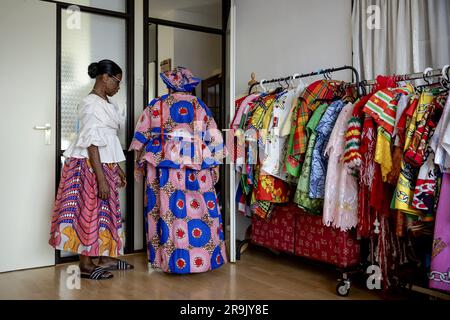 AMSTERDAM - Shirley während der Anprobe bei Oma Rinia Overman (l) des Koto, einem traditionellen Kleidungsstück kreolischer Frauen in Suriname, im Vorfeld von Keti Koti. Am 1. Juli wird es 160 Jahre her sein, dass die Niederlande beschlossen haben, die Sklaverei abzuschaffen, und vor 150 Jahren wurden die letzten versklavten Menschen frei. ANP ROBIN VAN LONKHUIJSEN niederlande raus - belgien raus Stockfoto