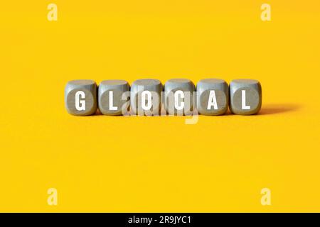Glocal - Wortschatz auf Bausteinen, Text, Buchstaben Stockfoto