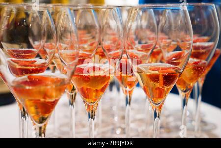 Erfrischende Erdbeeren-Champagner-Cocktails auf einem rustikalen Gartentisch Stockfoto