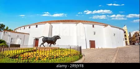 Panoramablick auf die Stierkampfarena am Plaza de Toros mit Bronzeskulptur in Ronda. Malaga, Andalusien, Spanien Stockfoto