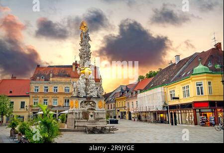 Stadtbild mit Dreifaltigkeitssäule (Pestsäule) auf dem Hauptplatz in Baden in der Nähe der Wiener Stadt. Österreich Stockfoto