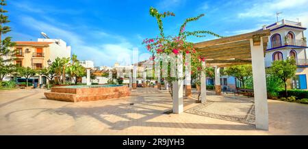 Panoramablick auf die Stadt mit dekorativem Pavillon auf dem Marktplatz in Nerja. Malaga, Andalusien, Spanien Stockfoto