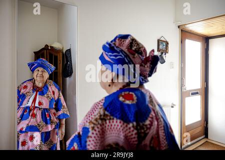 AMSTERDAM - Shirley während der Anfertigung des Koto, eines traditionellen Kleidungsstücks kreolischer Frauen in Suriname, bei Oma Rinia Overman, im Vorfeld von Keti Koti. Am 1. Juli wird es 160 Jahre her sein, dass die Niederlande beschlossen haben, die Sklaverei abzuschaffen, und vor 150 Jahren wurden die letzten versklavten Menschen frei. ANP ROBIN VAN LONKHUIJSEN niederlande raus - belgien raus Stockfoto