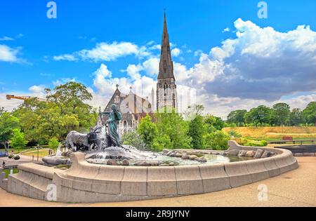 Landschaft mit Gefion Fountain und St. Albans anglikanische Kirche in Kopenhagen. Dänemark Stockfoto