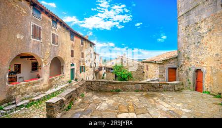 Panoramablick auf den malerischen Innenhof mit mittelalterlichen Häusern in Hum. Die kleinste Stadt der Welt. Istrien, Kroatien Stockfoto