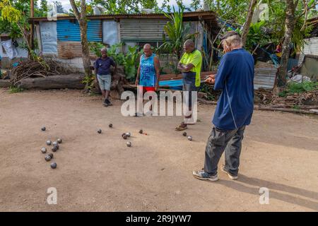 Port Vila, Vanuatu - 23. Juni 2023: Männer, die Petanque-Ball-Boules-Bowls auf einem Staubboden in Port Vila spielen Stockfoto