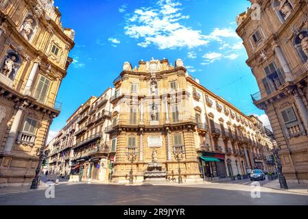 Stadtbild mit historischen Gebäuden und Querstraßen auf dem Quattro Canti Platz (vier Ecken) in Palermo, Sizilien, Italien Stockfoto