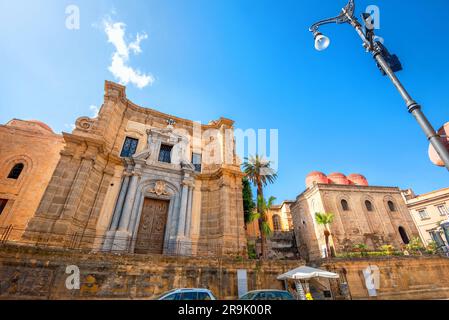 Blick auf die Kirche Santa Maria dell Ammiraglio oder La Martorana und San Cataldo. Palermo, Sizilien, Italien Stockfoto