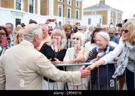 König Karl III. Trifft sich bei seinem Besuch in Poundbury in Dorchester, Dorset, mit Mitgliedern der Öffentlichkeit. Foto: Dienstag, 27. Juni 2023. Stockfoto