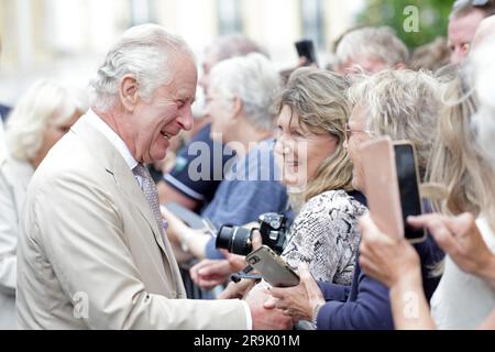 König Karl III. Trifft sich bei seinem Besuch in Poundbury in Dorchester, Dorset, mit Mitgliedern der Öffentlichkeit. Foto: Dienstag, 27. Juni 2023. Stockfoto
