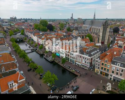 Drohnenfoto der Altstadt von Leiden. Leiden hat wunderschöne Kanäle und Kanalhäuser. Die Skyline zeigt mehrere alte Kirchen. Stockfoto