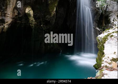 Wunderschönes, verschwommenes Bild des Soca-Wasserfalls in einer großen Schlucht. Stockfoto