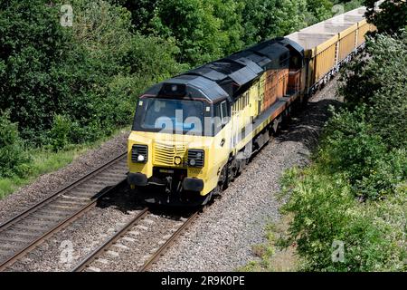 Colas Klasse 70 Diesellokomotive Nr. 70808 Ziehen leerer Ballastfahrzeuge, Warwickshire, Großbritannien Stockfoto