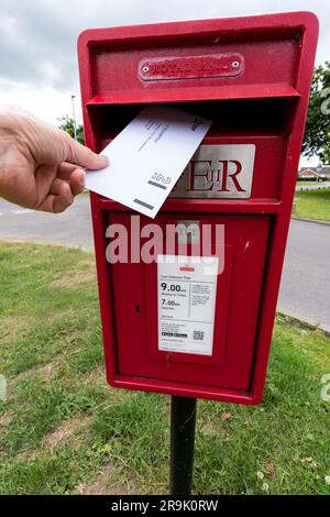 Briefpost im an der Säule montierten Postfach Royal Mail Stockfoto