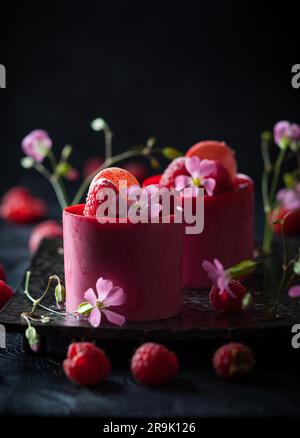 Himbeermousse-Kuchen mit frischen Beeren und Makkaroni Stockfoto